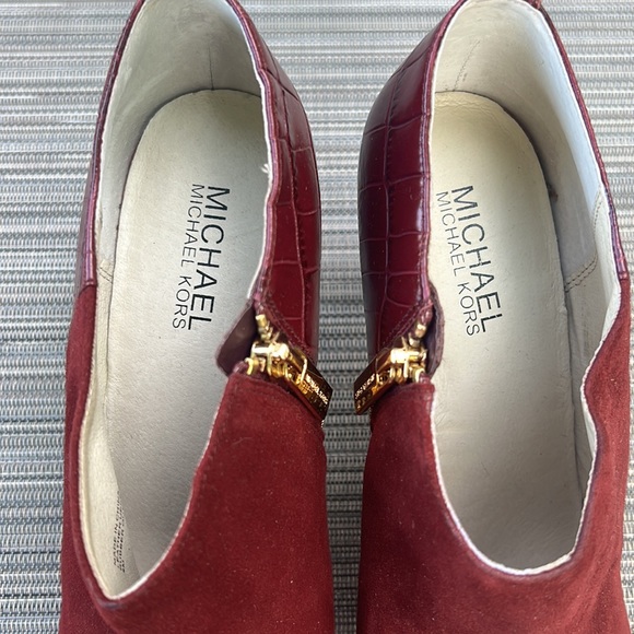 MICHAEL Michael Kors Suede Crocodile-Embossed Ankle Booties Merlot Size 8 - Picture 4 of 11